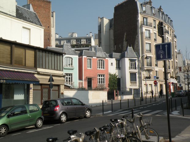  maisons identiques de différentes couleurs